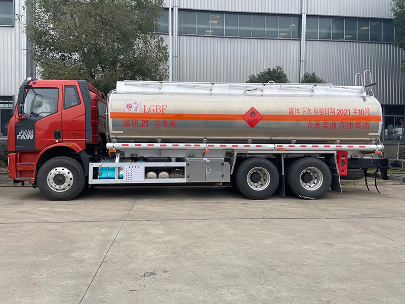 國(guó)六解放后八輪鋁合金油罐車(chē)