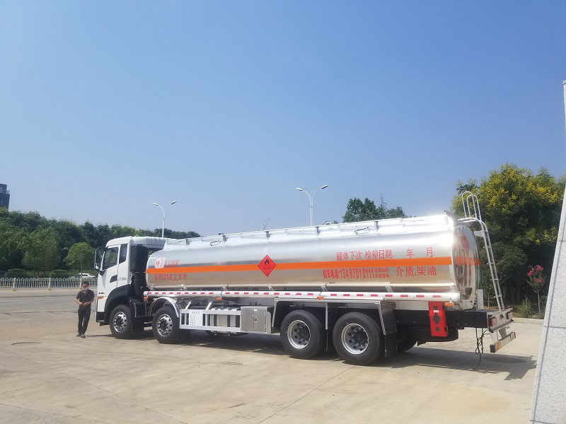 國六東風(fēng)天龍前四后八油罐車