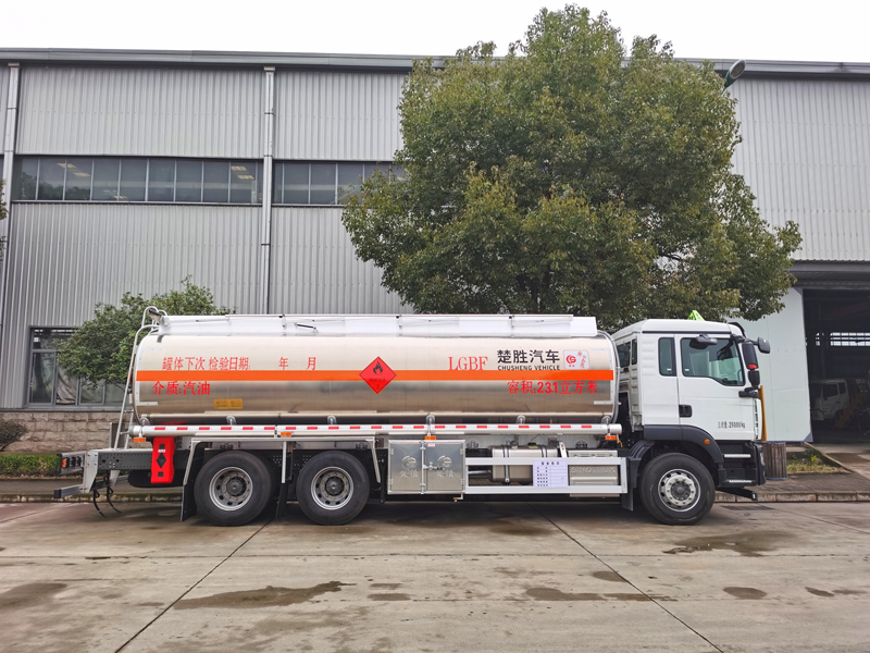 國(guó)六重汽汕德卡后八輪油罐車(chē)