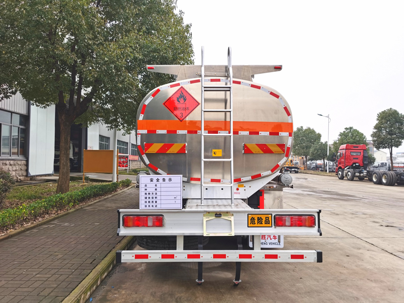 國(guó)六重汽汕德卡后八輪油罐車(chē)