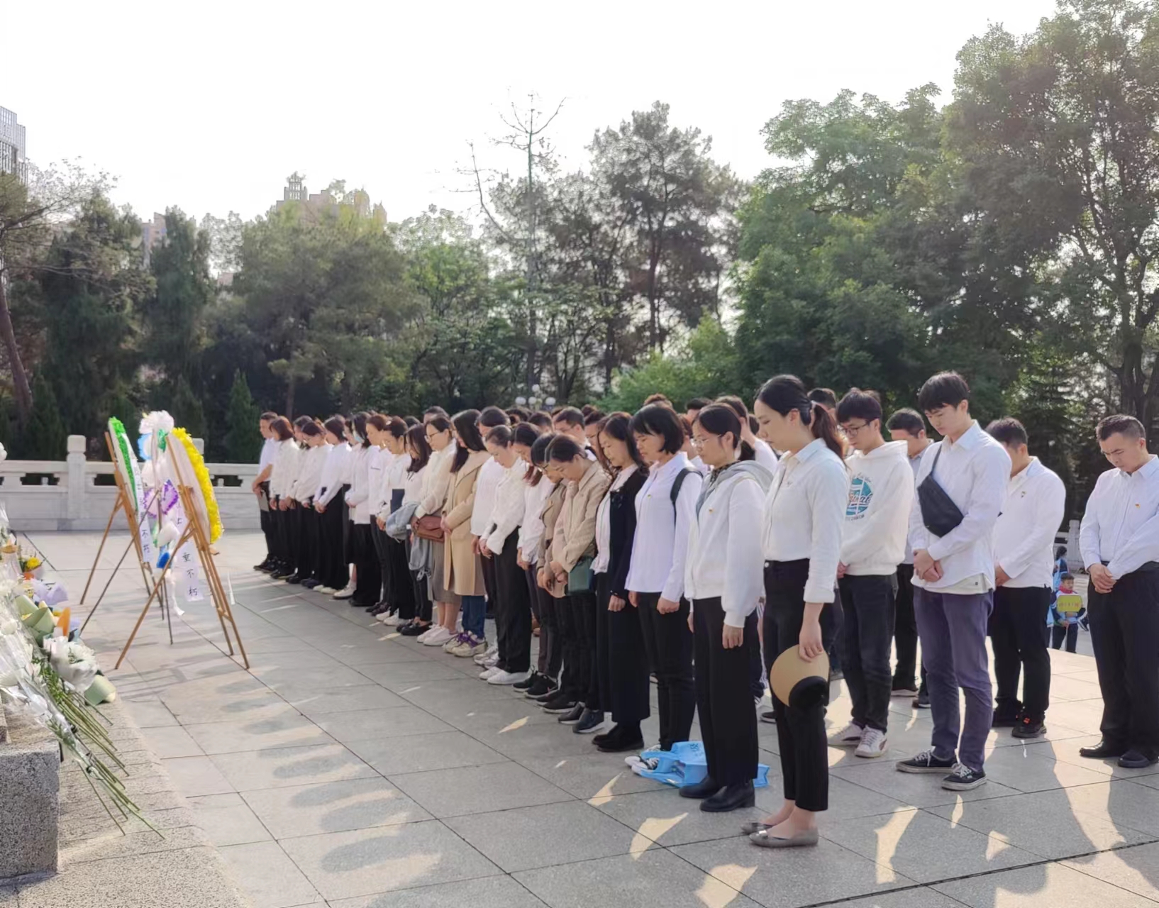市排水公司黨總支、南寧建康環(huán)保公司黨支部開展“緬懷革命先烈，賡續(xù)紅色基因”聯(lián)合主題黨日活動(dòng)